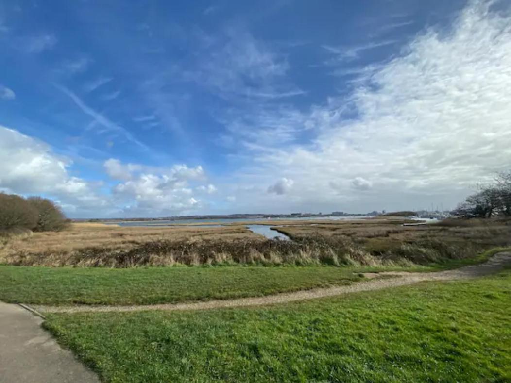 Holes Bay Nature Reserve, Poole, Right Next To The Water Ngoại thất bức ảnh
